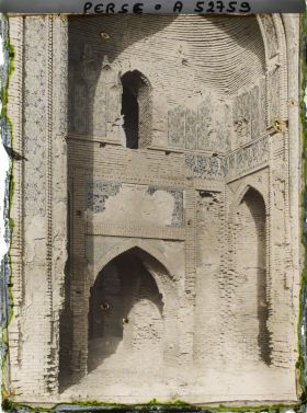 Image représentant La Masdjid-i-Djouma (Mosquée du Vendredi ou Grande mosquée, 1322), détail des faïences de l'iwan
