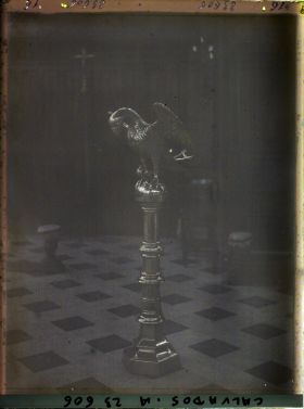 Image représentant Intérieur de l'église Sainte-Catherine, le lutrin du XVe siècle vu en entier