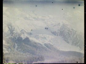 Image représentant France, Les Alpes -Vallée de Chamonix  Vue gle du glacier des Bossons, le Mt Blanc, à g. aige du Midi, à dr. dôme du Goûter