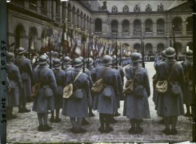 Image représentant Cérémonie de remise des drapeaux des régiments dissous aux Invalides au moment de la sonnerie au drapeau