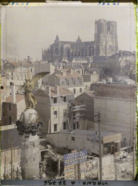 Image représentant France, Reims, Vue vers la Cathédrale et maisons reconstruites