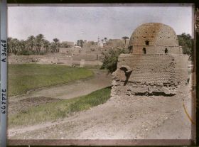 Image représentant Le village et une  null mastaba au premier plan