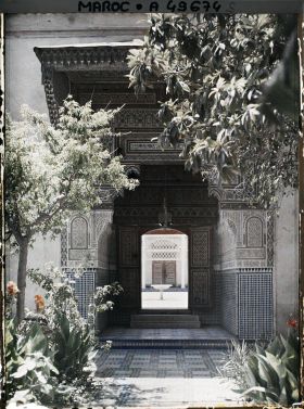 Image représentant Le jardin andalou et le passage donnant accès à la cour d'honneur du palais de la Bahia