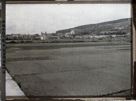 Image représentant Espagne, Padron, L'ensemble de la petite ville de Padron avec le fond de la Ria ; terre noire très bien cultivée.