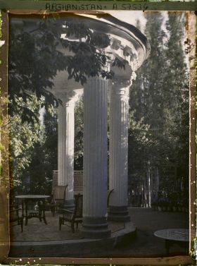 Image représentant Dans le Jardin du Palais royal (Bâlâ Bâgh, "jardin d'en haut"), rotonde de plein-air