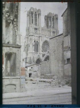 Image représentant France, Reims, La Cathédrale, vue prise de la rue Chanzy