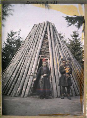 Image représentant Famille devant un habitat traditionnel de Laponie dans le musée en plein air de Skansen