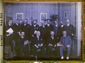 Image représentant Cinquième assemblée annuelle de la Société des Nations (SDN) à Genève. La délégation française à l'Hôtel des Bergues