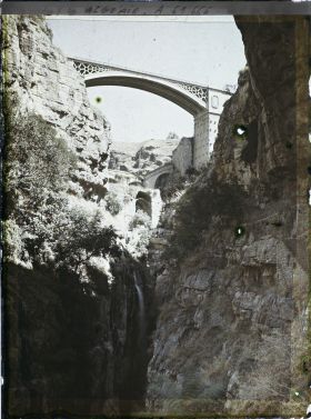 Image représentant Algérie, Constantine, Au fond des gorges, Vue vers le pont d'El Kantara