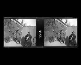 Image représentant Deux hommes près d'une tente sur Jingshan dongdajie ("avenue à l'Est de la Montagne de la Contemplation"), contre le mur d'enceinte de Jingshan ("montagne de la Contemplation")