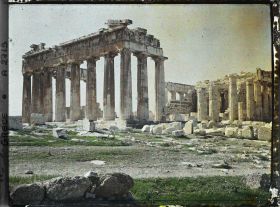 Image représentant Sur l'Acropole, le Parthénon. Vue d'ensemble (avec les vestiges de la colonnade extérieure) du côté est (celui du Pronaos ou portique d'entrée)