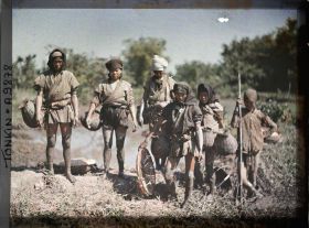 Image représentant Des pêcheuses de crustacés d'eau douce
