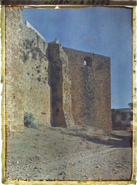 Image représentant Mur de la façade ouest du Château de Saint-Gilles