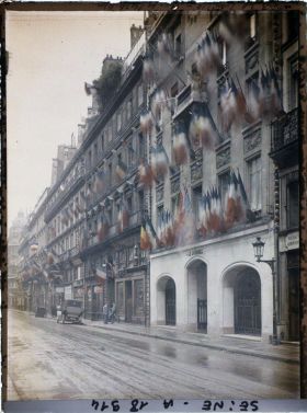 Image représentant La rue de Richelieu décorée de drapeaux, au niveau du n°100