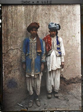 Image représentant Deux hommes en costume traditionnel