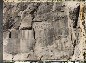 Image représentant Le monument de Darius 1er : bas-relief et inscriptions trilingues en cunéiformes, à 63 mètres de hauteur (521-524 avant J.-C.)