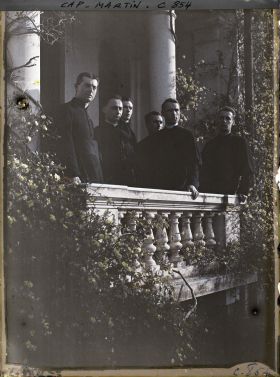 Image représentant Des ecclésiastiques invités par Albert Kahn sur le perron de la villa Miramar