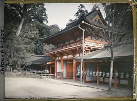 Image représentant Sanctuaire Kasuga-Jinja (ou Kasuga-Taisha), la Nandai-mon (Porte du Sud) et la galerie couverte ornée de lanternes de métal
