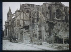 Image représentant France, Reims, Abside de la Cathédrale vue de la rue de l'Evêché