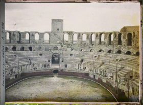 Image représentant L'intérieur de l'amphithéâtre romain, dit arènes