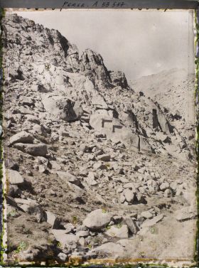 Image représentant Le site des inscriptions antiques Ganj-Nameh (le livre du trésor), sur les flancs du Kuh-e Alvand