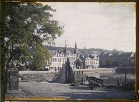 Image représentant Le vieux bassin et l'église Saint-Etienne
