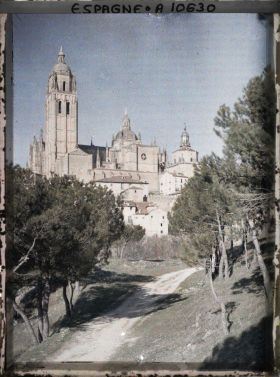 Image représentant Espagne, Ségovie, La Cathédrale vue de la rive gauche du Clamores avec buis au 1er plan