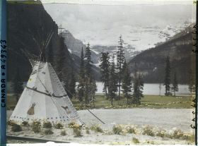 Image représentant Canada, Lac Louise, Vue vers Glacier Victoria avec tente indigène