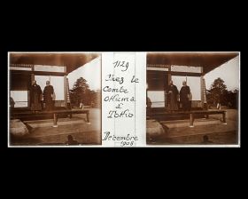 Image représentant Le comte Okuma et M. Takahashi sur le perron de sa résidence