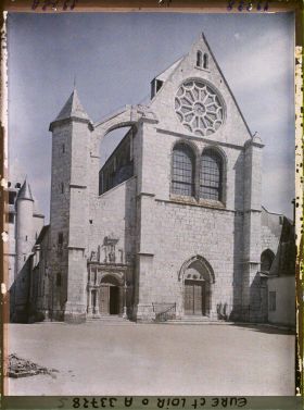 Image représentant La façade occidentale de l'église Saint-Aignan