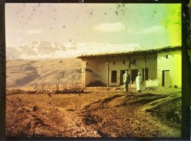 Image représentant Une ferme de la plaine de la Bekaa, située devant le Djebel Sannine au sommet enneigé