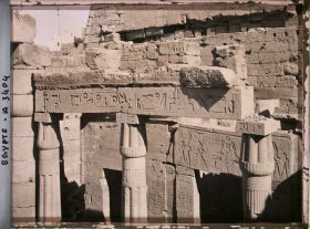 Image représentant Portique de la chapelle reposoir d'Hapchetsout dans la cour de Ramsès II