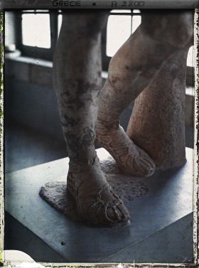 Image représentant Au musée : statue de Sisyphe 1er, de la famille de Daochos, Tetrasque de Thessalie (gros plan sur les sandales)