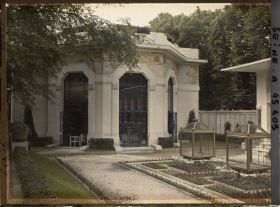 Image représentant L'Exposition des arts décoratifs, Jardin des Oiseaux, près du pavillon de la Ville de Paris et des Marbreries de St Pons