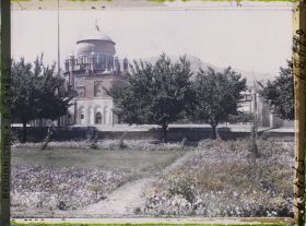 Image représentant Le mausolée d'Abdour Rahmân. A droite, la mosquée du mausolée