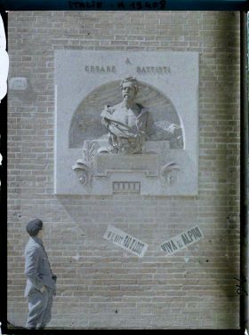 Image représentant Soldat regardant le monument dédié à Cesare Battisti