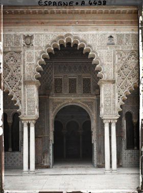 Image représentant Alcazar : porte vers le salon de Embajadores ("des Ambassadeurs") vue du patio de las Doncellas ("des Demoiselles")
