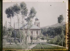 Image représentant La mosquée de Paghman vue de profil (à gauche, son porche construit par l'architecte italien A. De Gado)