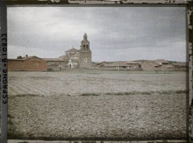 Image représentant Espagne, de Léon à Astorga, L'eglise et les maisons de Puente de Orbigo
