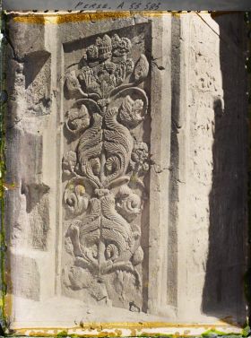 Image représentant Pilastre sculpté de la grande grotte, détail d'un rinceau de fleurs et de feuilles d'acanthe