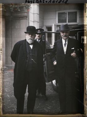 Image représentant MM. Chéron et Loucheur sortant d'un entretien avec M. Jaspar, dans la cour de l'hôtel White Brug