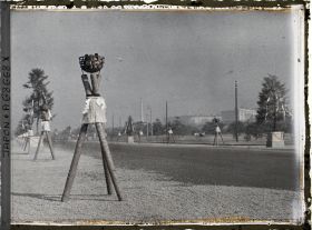 Image représentant Funérailles de l'Empereur Taisho-Tenno (Yoshihito ), décor mortuaire (brûle-encens?)