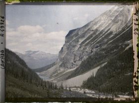 Image représentant Canada, Lac Louise, Vue s/ Cuvette Lac Louise et montagne striée par ravinements