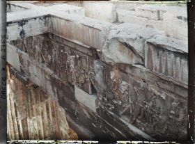 Image représentant Sur l'Acropole, le Parthénon. Vue prise du sommet du Parthénon sur la frise ouest de la Cella (cavalier escortant la Procession des Grandes Panthénées)