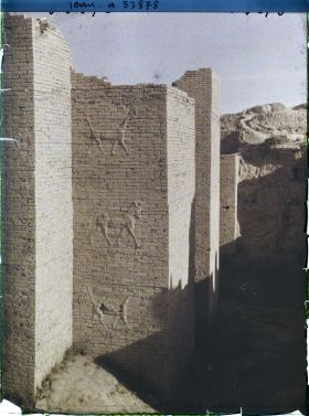 Image représentant La porte d'Ishtar décorée de bas-reliefs zoomorphes (VIe siècle avant J.-C.)