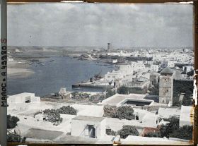 Image représentant Panorama sur les terrasses de la casbah des Oudaïa et l'estuaire du fleuve Bou Regreg : au fond, la tour Hassan