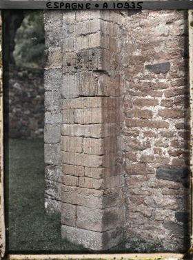 Image représentant Espagne, Près Oviedo, Le bas des cannelures des Contrefords de S. Miguel de Lillo (IXe S.)