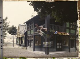 Image représentant L'Exposition des arts décoratifs, le Village français sous la direction de Charles Genuys, Maison du sabotier