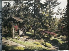 Image représentant Porte et paysage du " village japonais " en limite du " sanctuaire japonais "