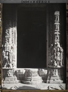 Image représentant Décor sculpté de la porte intérieure du temple jaïn de Bhagawan Mahavira